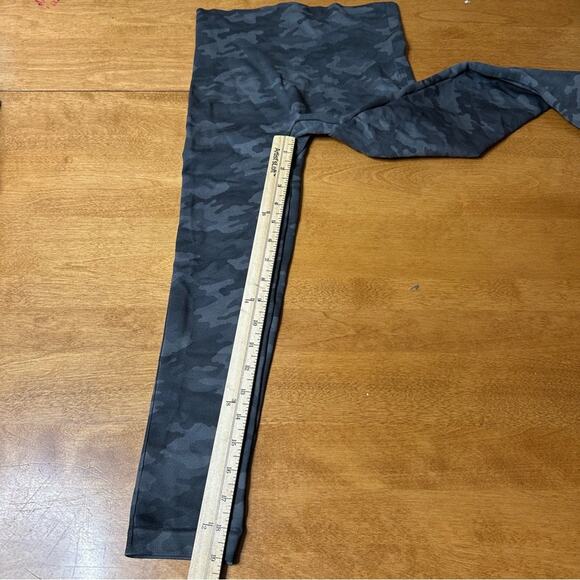 SPANX Seamless Camo Cropped Leggings Size Medium M Compression Capri Stretch - Picture 6 of 7
